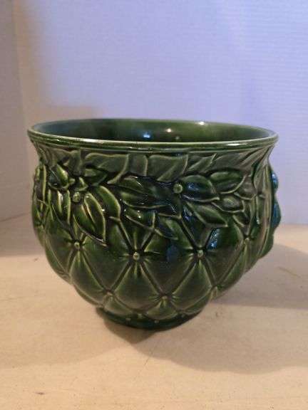 MCKOY QUILTED DIAMOND AND LEAVES JARDINIERE 9" TALL 10" ACROSS