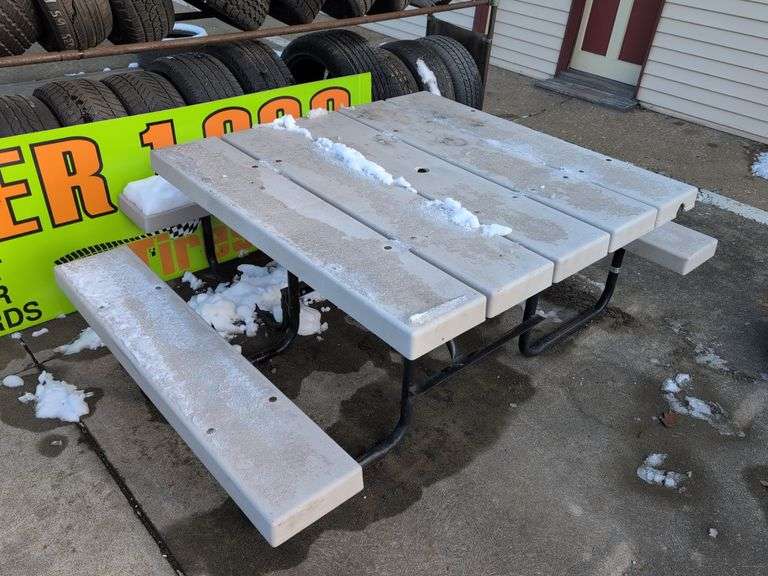 Outdoor plastic picnic table - top: 4' x 4'