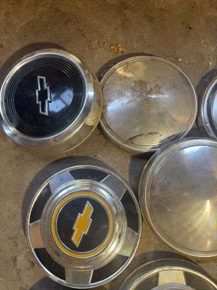 15+ hubcaps - see photos - Chevy, Ford, and more