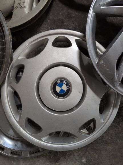 15+ hubcaps - Cadillac, Chevy, Pontiac, and others