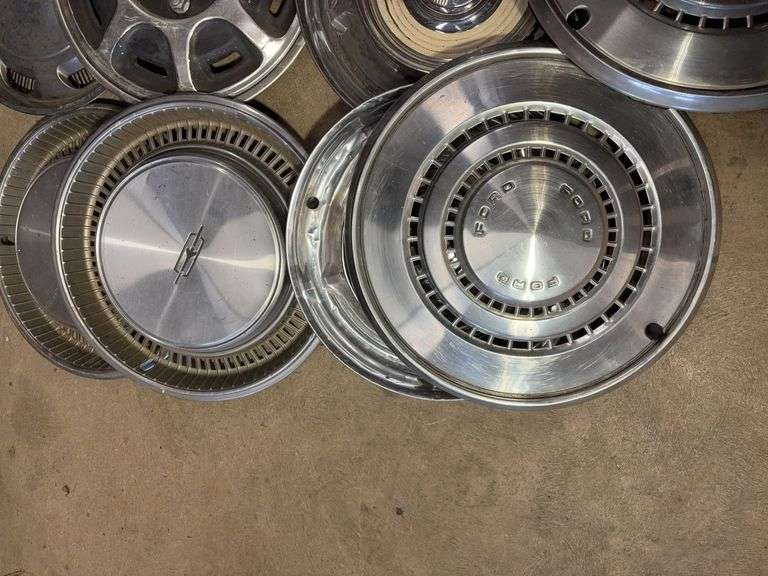 15+ hubcaps - see photos - Ford, Oldsmobile, and more