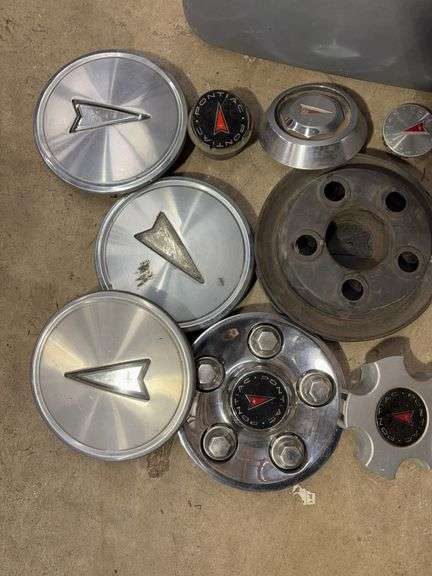 Tote of Pontiac hub caps and parts