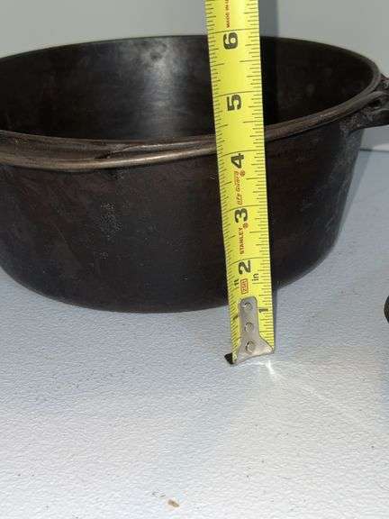 OBRIEN AND OBRIEN CAST IRON DUTCH OVEN W/LID