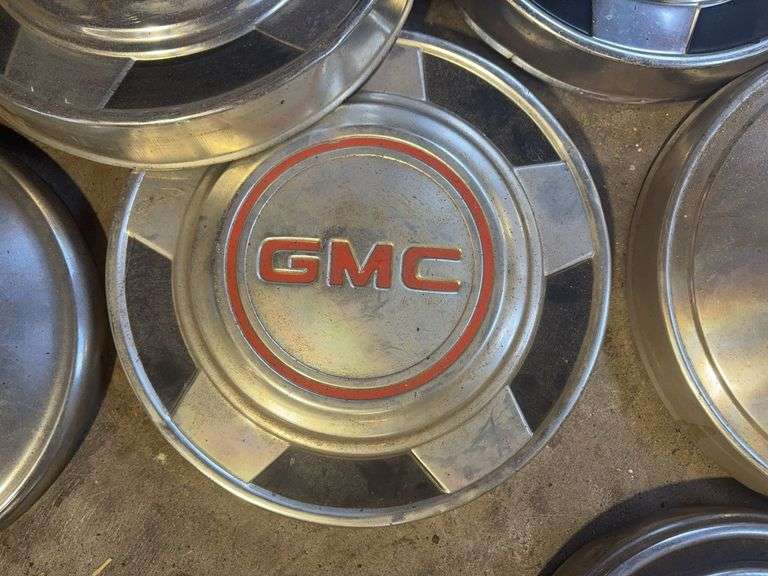 15+ hubcaps - see photos - Chevy, Ford, and more