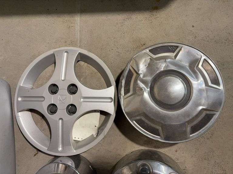 Tote of hub caps and parts -Saturn, Ford and more