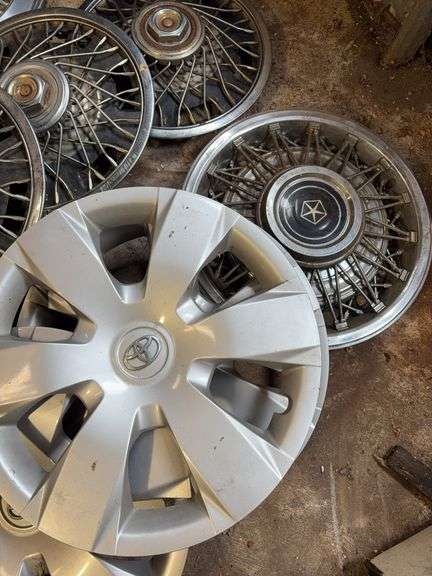 15+ hubcaps - see photos - Chevy, Toyota, and more
