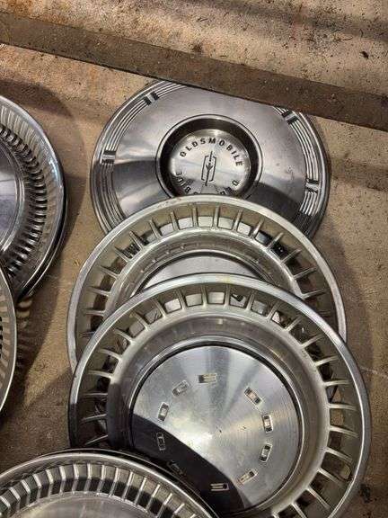 15+ hubcaps - see photos - Dodge, Oldsmobile, and more