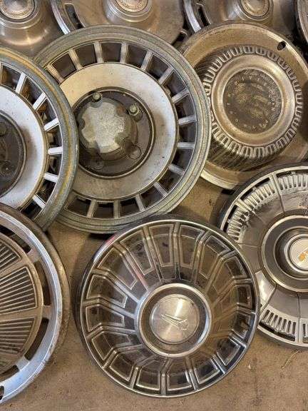 15+ hubcaps - see photos - Chevy and others