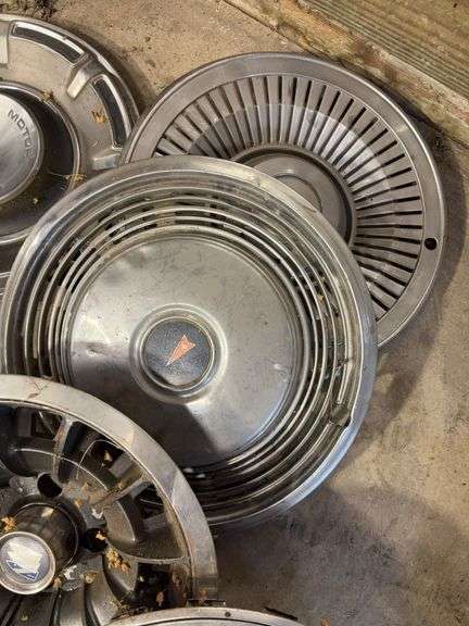 15+ hubcaps - see photos - Buick, Pontiac, Ford, and more
