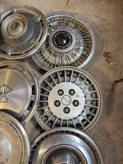 15+ hubcaps - see photos - Chevy, Pontiac, and more