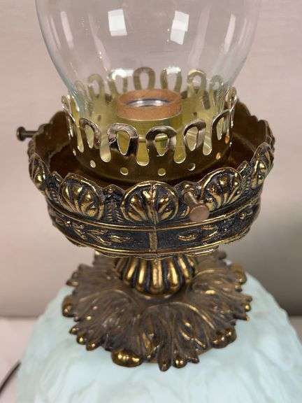 Fenton gone with the wind, milk glass, poppy lamp.