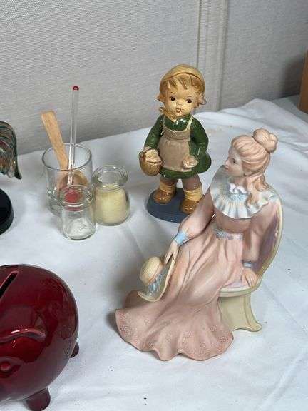 COLLECTIBLE PORCELAIN AND GLASS PIECES
