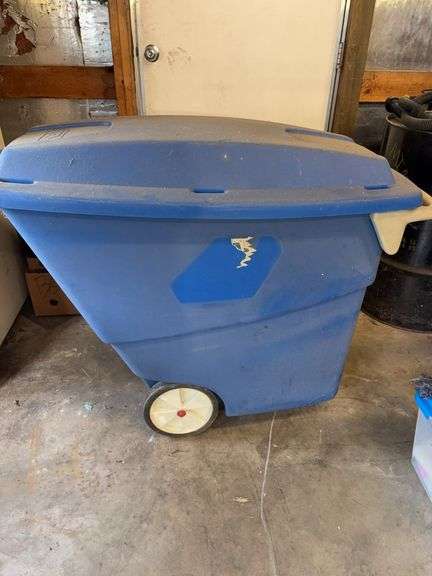 Step-2 trash can on wheels
