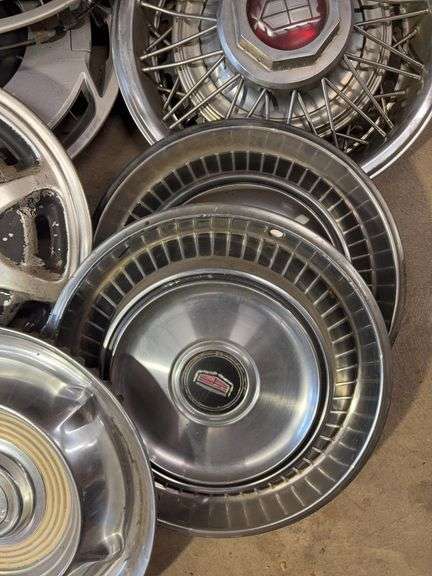 15+ hubcaps - see photos - Ford, Oldsmobile, and more