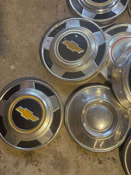15+ hubcaps - see photos - Chevy, Ford, and more