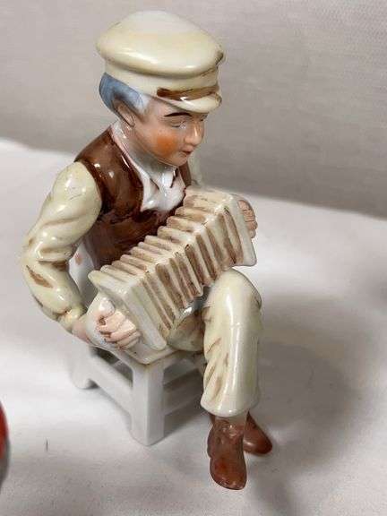 COLLECTIBLE PORCELAIN AND GLASS PIECES