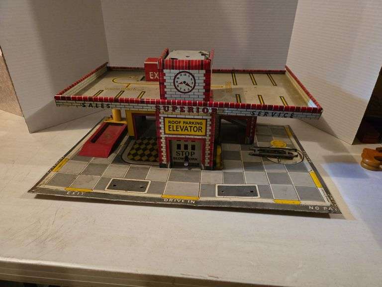 1949 COHN FRANK STUDIOS TIN LITHO SERVICE STATION 25" X 16" X 11"