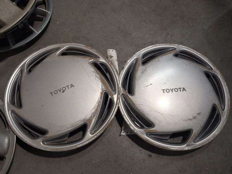 10+ hubcaps - Honda, Toyota, and more