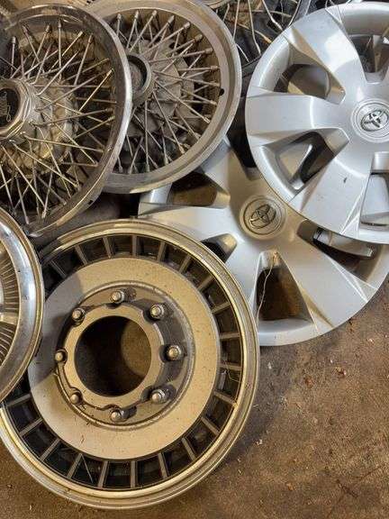 15+ hubcaps - see photos - Chevy, Toyota, and more