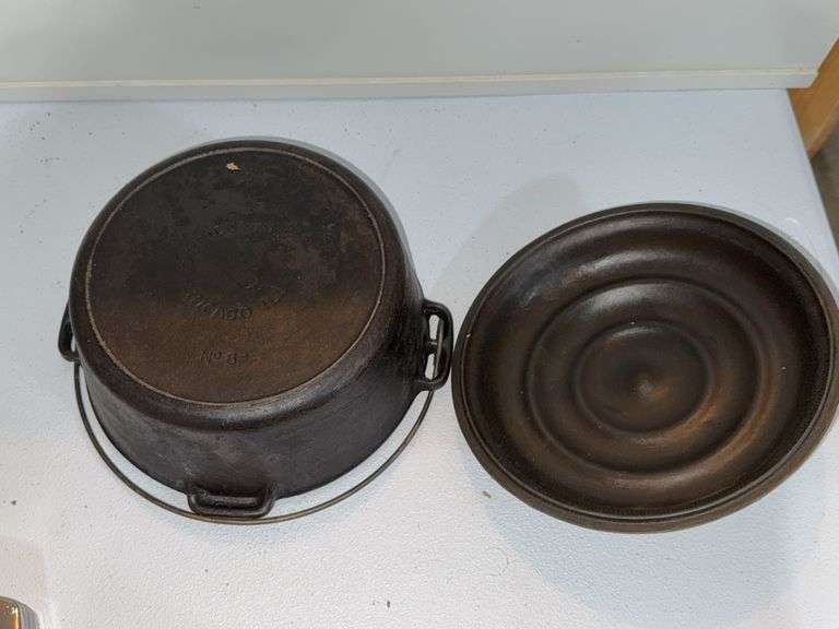 OBRIEN AND OBRIEN CAST IRON DUTCH OVEN W/LID