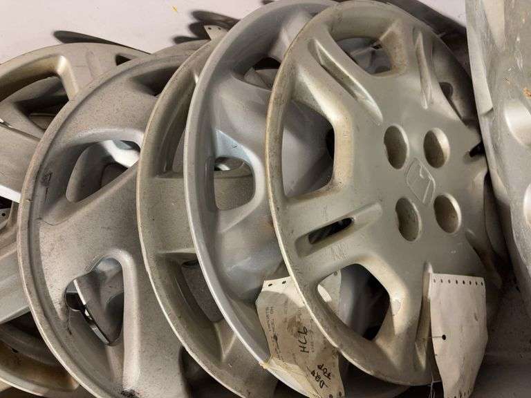 Large lot of hub caps and parts -Ford, Honda and more