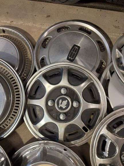 15+ hubcaps - see photos - Ford, Oldsmobile, and more