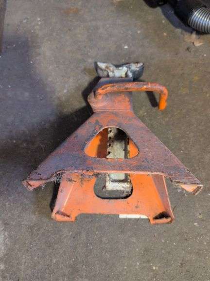 (2) jack stands and poultry waterer