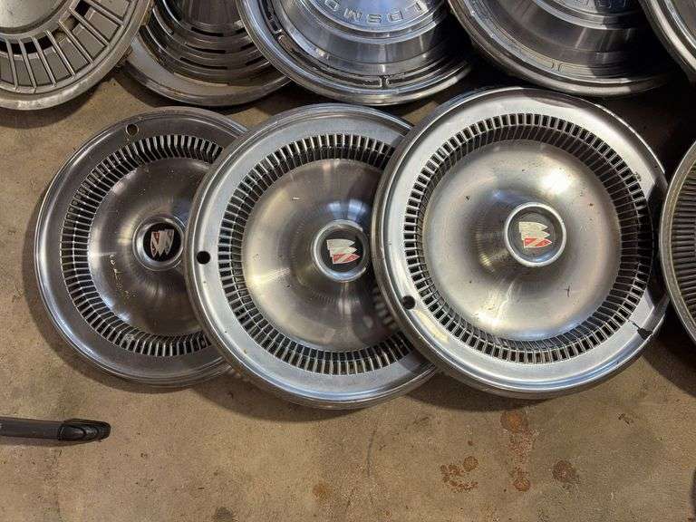 15+ hubcaps - see photos - Oldsmobile, Pontiac, Buick, and more