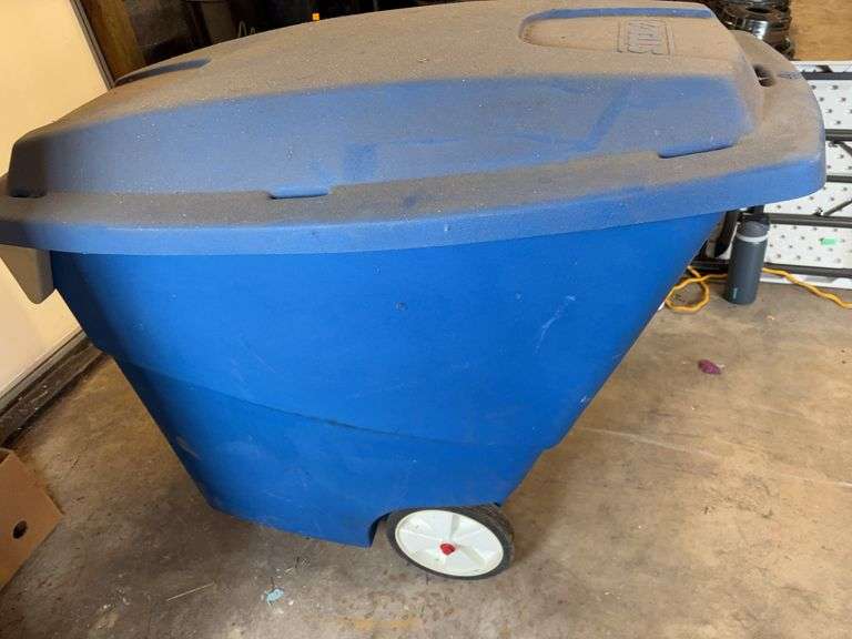 Step-2 trash can on wheels