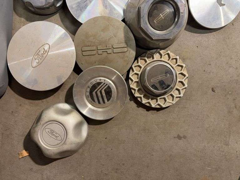 Tote of hubcaps/center caps - mostly Ford