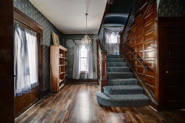 2-Story Home & Detached Garage