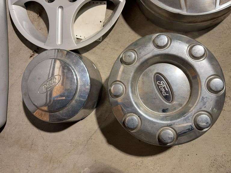 Tote of hub caps and parts -Saturn, Ford and more