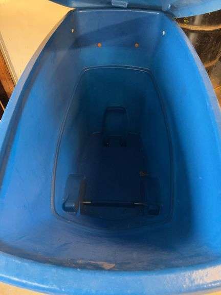 Step-2 trash can on wheels