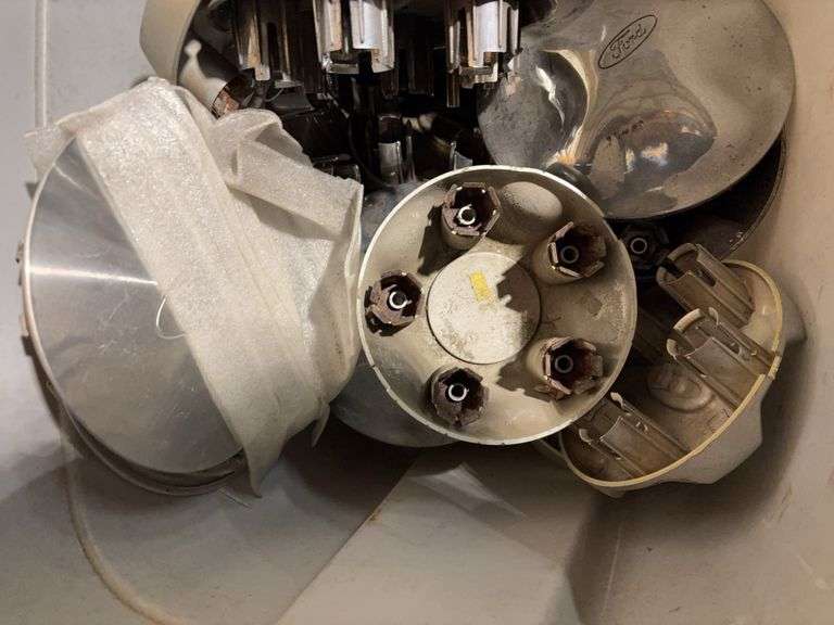 Tote of hub caps and parts -Saturn, Ford and more