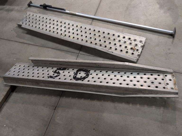 (2) 78" metal ramps and trailer jack bar