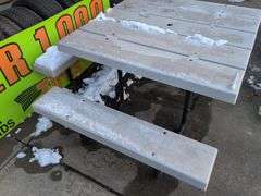 Outdoor plastic picnic table - top: 4' x 4'
