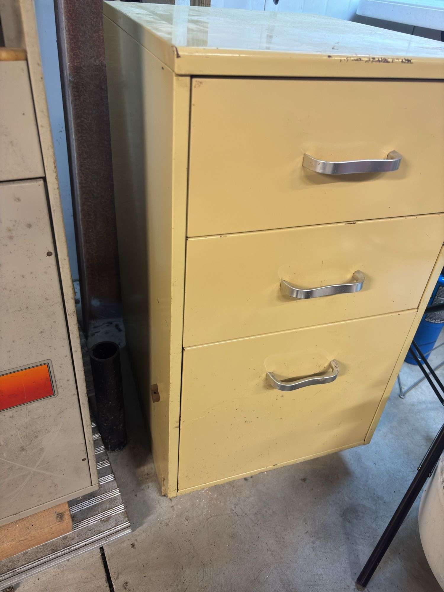 Metal File Cabinet ( no keys)