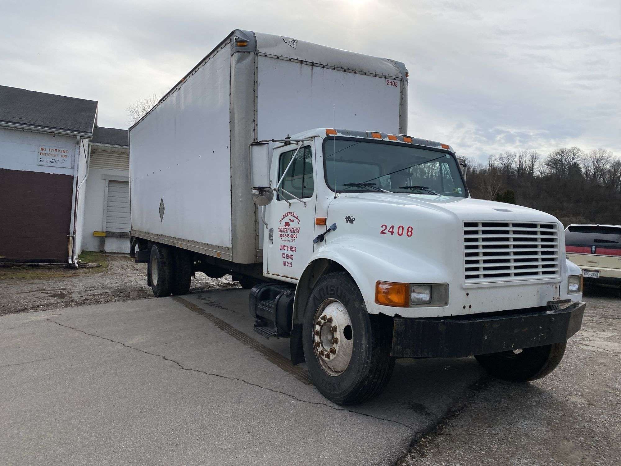 2001 International 4700 Series Box Truck