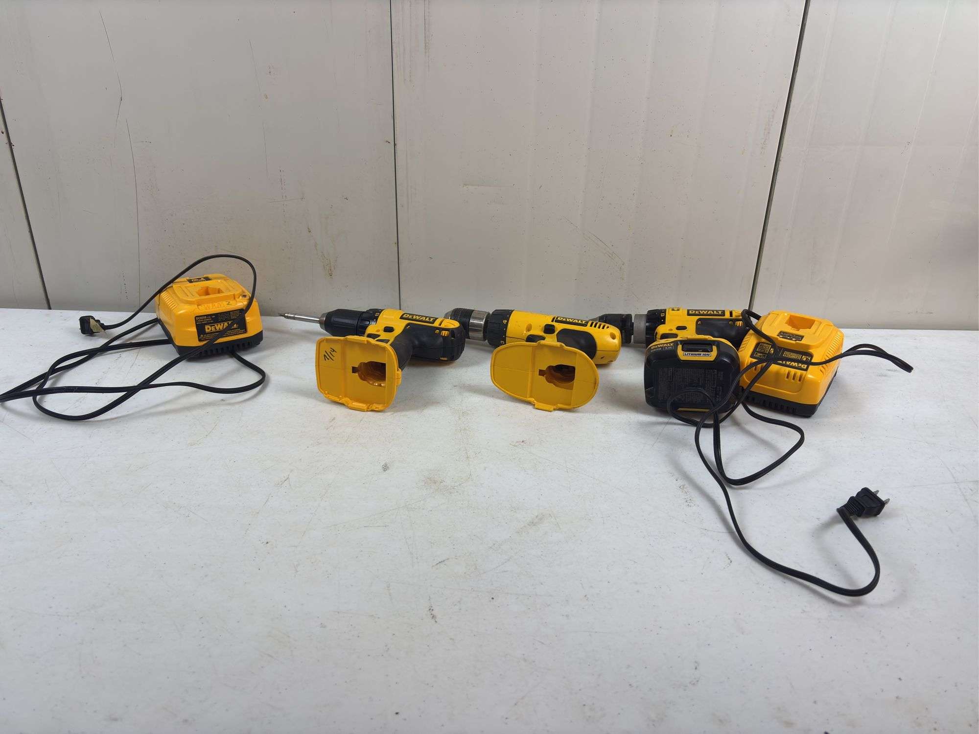 3 Dewalt 1 Battery 2 Chargers (work)