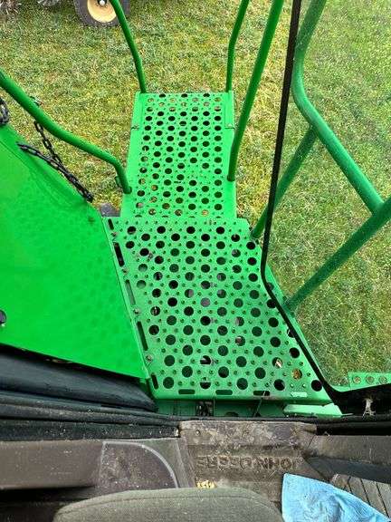 John Deere SideHill 9500 combine