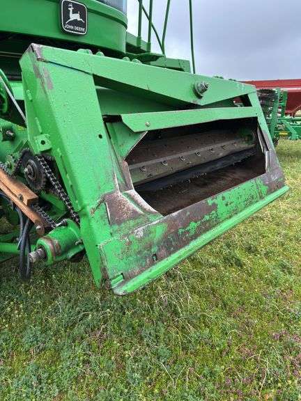 John Deere SideHill 9500 combine
