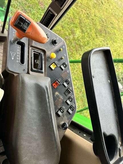 John Deere SideHill 9500 combine