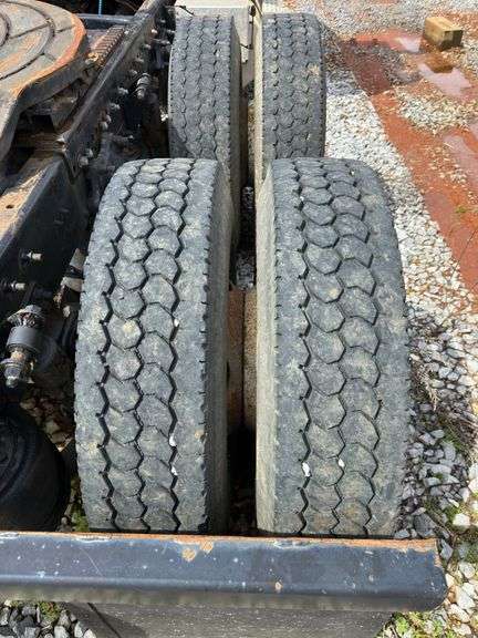 1998 Freightliner semi Vin: 1FUY3MCB0WL905384 miles: 177,320