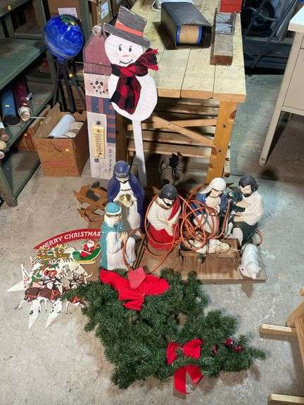 Large outdoor Nativity scene, Christmas greenery, outdoor snowmen yard decor & misc.