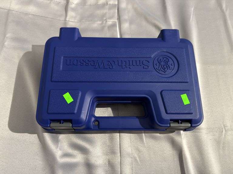 Smith & Wesson 40 cal Handgun HAF1806 with case and extra clip