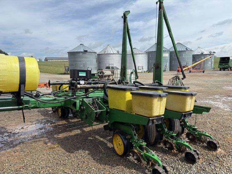 John Deere 7200 Planter 12-Row
