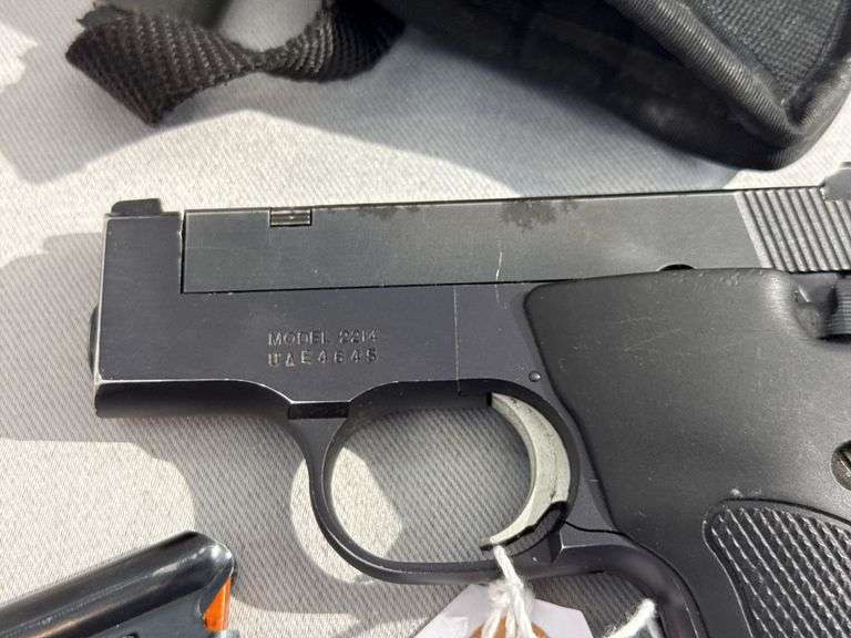 Smith and Wesson 22 LR Model2214