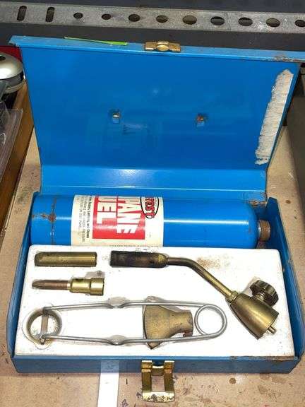 PROPANE KIT IN BLUE METAL BOX