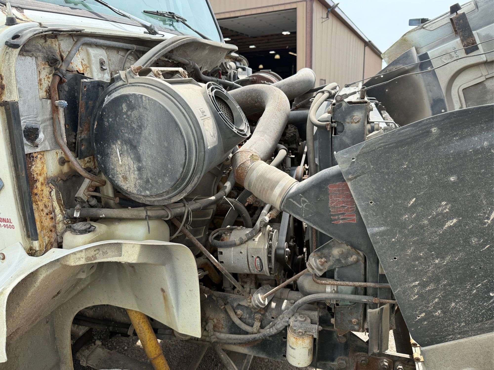 2000 International 8100 - runs good