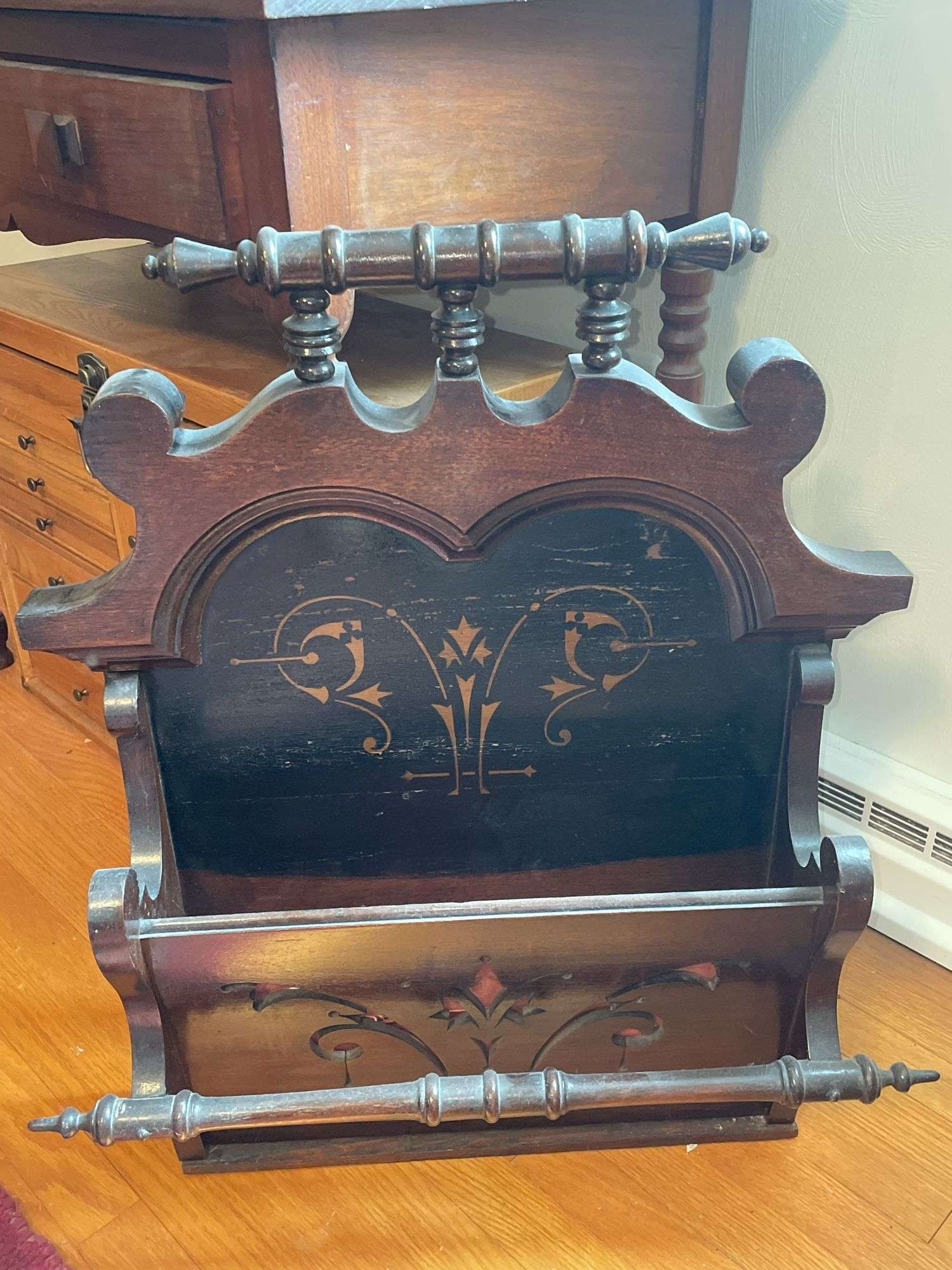 VINTAGE WALL HANGING RACK